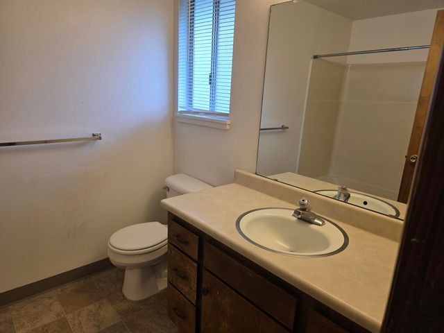 522 SE J Street A & B, Grants Pass, OR 97526