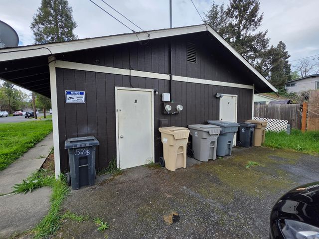 522 SE J Street A & B, Grants Pass, OR 97526