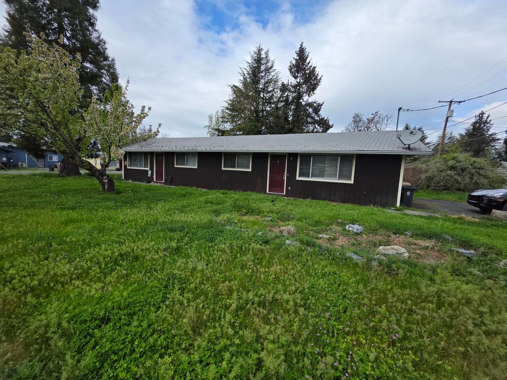 522 SE J Street A & B, Grants Pass, OR 97526