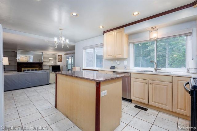 22999 Valley View Drive, Southfield, MI 48033