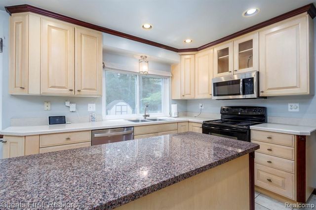 22999 Valley View Drive, Southfield, MI 48033