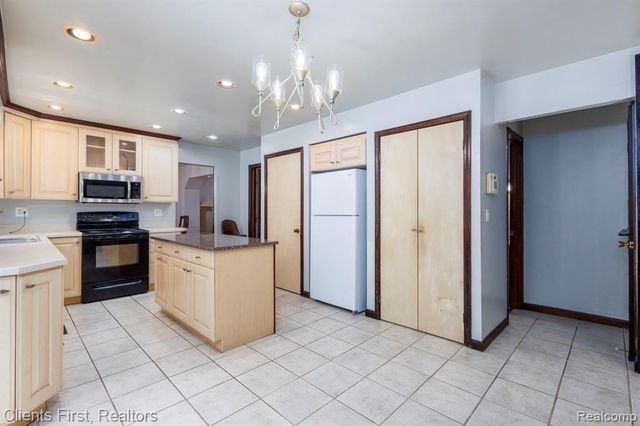22999 Valley View Drive, Southfield, MI 48033