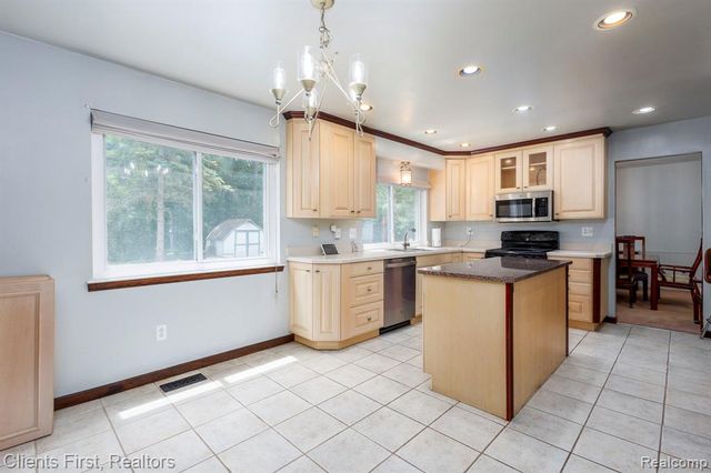 22999 Valley View Drive, Southfield, MI 48033