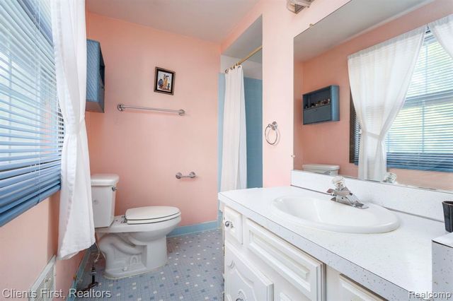22999 Valley View Drive, Southfield, MI 48033