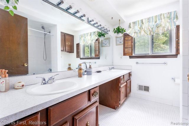 22999 Valley View Drive, Southfield, MI 48033