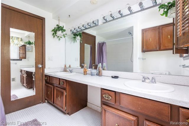 22999 Valley View Drive, Southfield, MI 48033