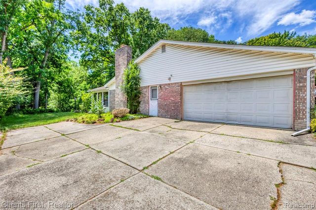 22999 Valley View Drive, Southfield, MI 48033