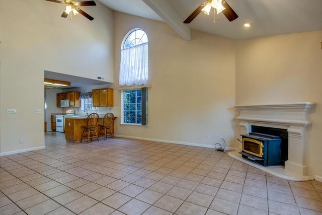 304 Manor Dr, Ione, CA 95640