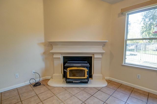 304 Manor Dr, Ione, CA 95640