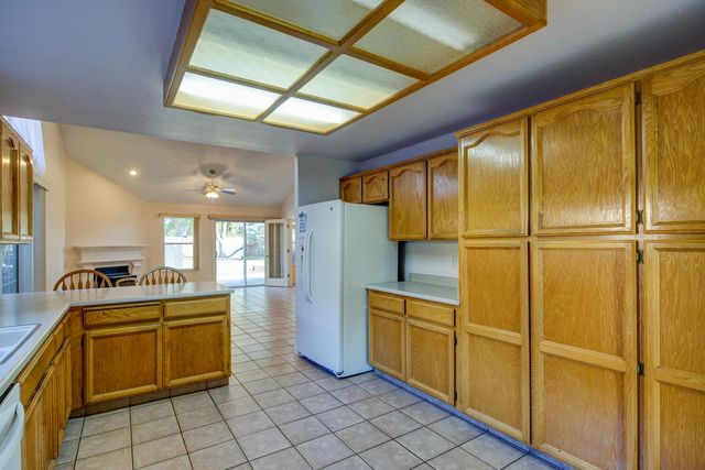304 Manor Dr, Ione, CA 95640