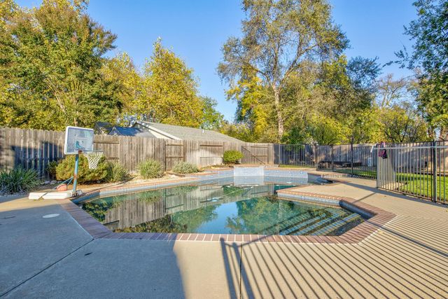 304 Manor Dr, Ione, CA 95640