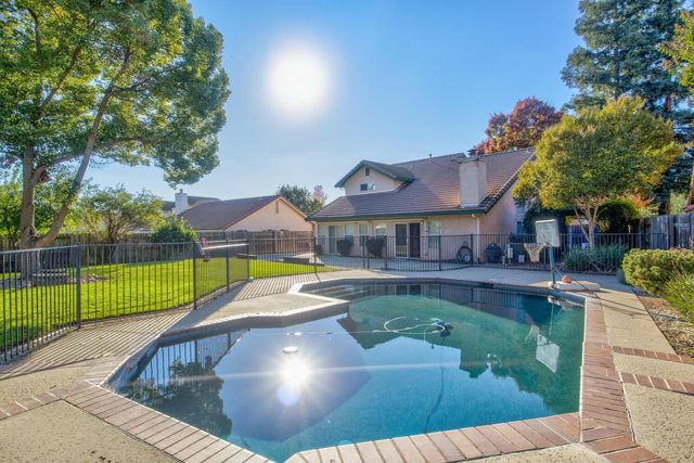 304 Manor Dr, Ione, CA 95640