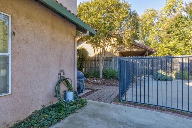 304 Manor Dr, Ione, CA 95640