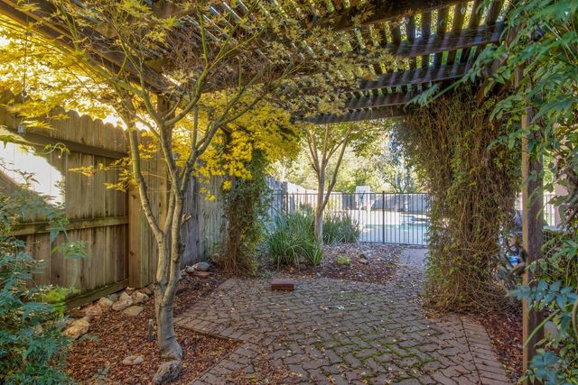 304 Manor Dr, Ione, CA 95640