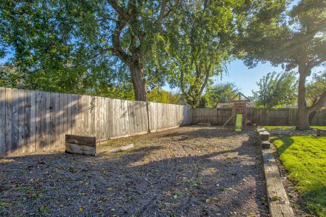 304 Manor Dr, Ione, CA 95640