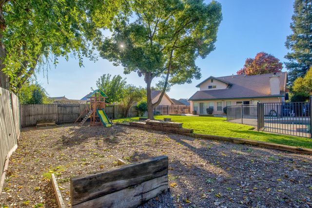 304 Manor Dr, Ione, CA 95640