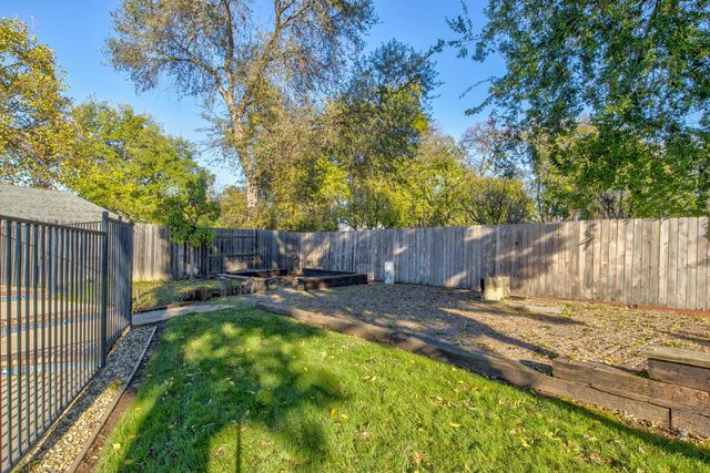 304 Manor Dr, Ione, CA 95640