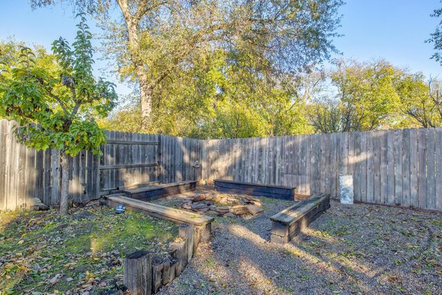 304 Manor Dr, Ione, CA 95640