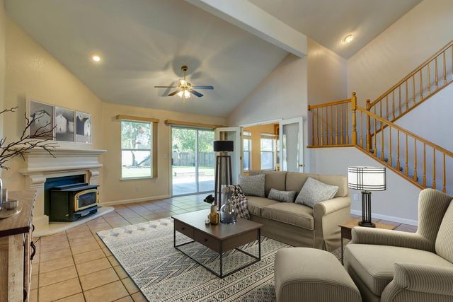 304 Manor Dr, Ione, CA 95640