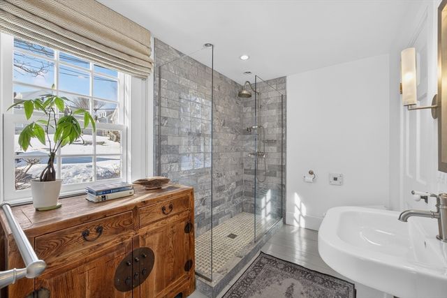 1 Atlantic Ave, Provincetown, MA 02657