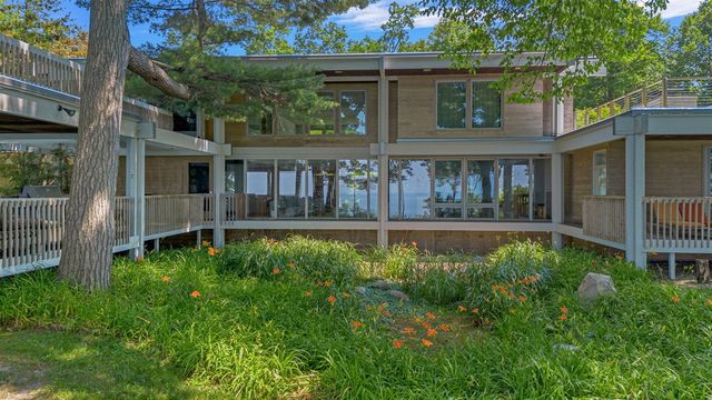 1600 Rocky Gap Road, Benton Harbor, MI 49022