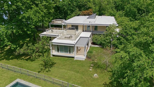 1600 Rocky Gap Road, Benton Harbor, MI 49022