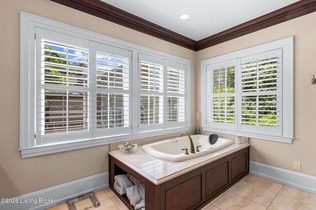 1618 Spring Dr, Louisville, KY 40205