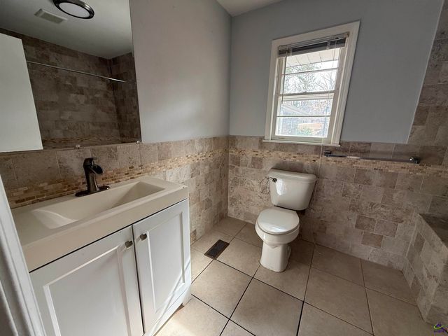 2580 NW Lake Capri Road, Conyers, GA 30012