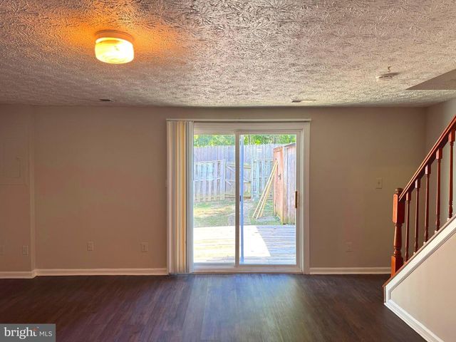 3615 WHARF LN, Triangle, VA 22172