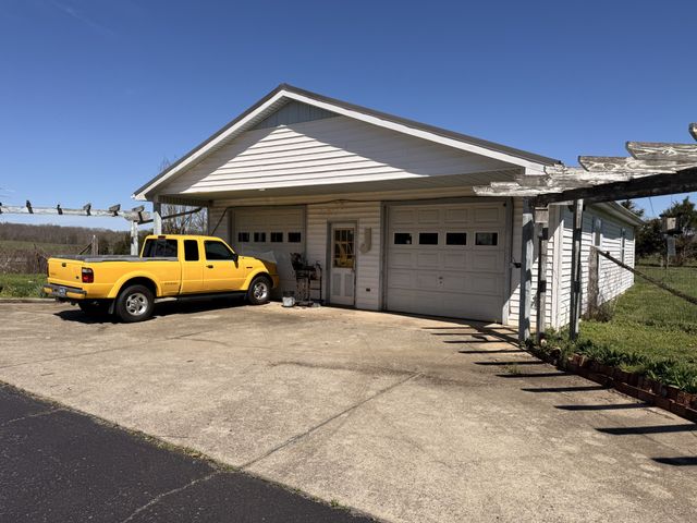 1585 Jones Creek Rd, Dickson, TN 37055