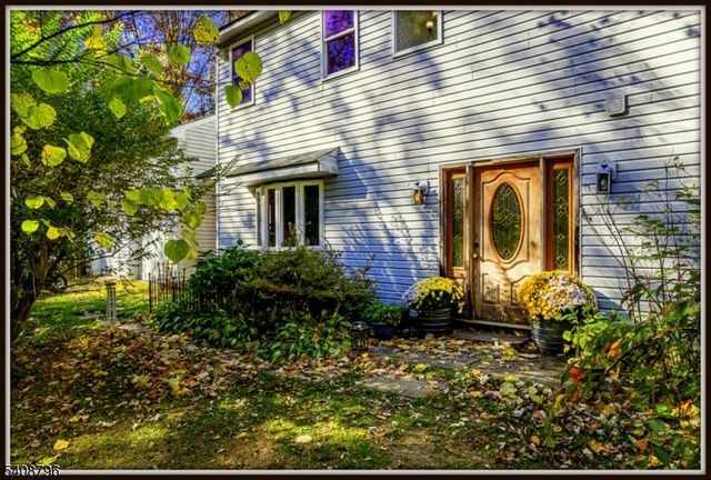 3 Sleepy Hollow Rd, Hampton Twp., NJ 07860