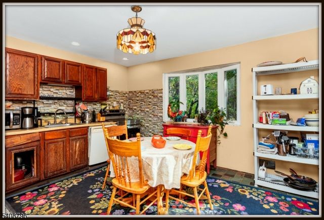 3 Sleepy Hollow Rd, Hampton Twp., NJ 07860