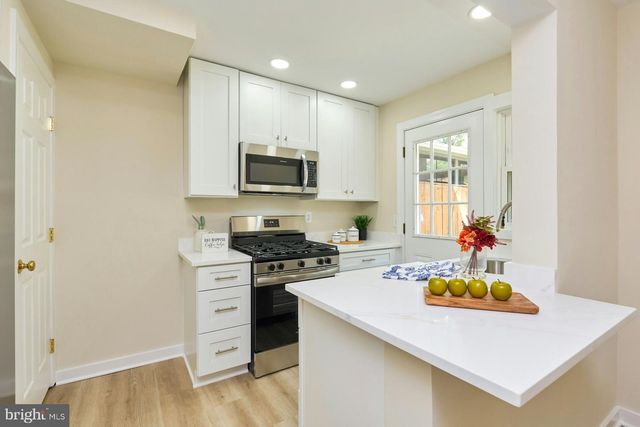 2802 FARMINGTON DR, Alexandria, VA 22303