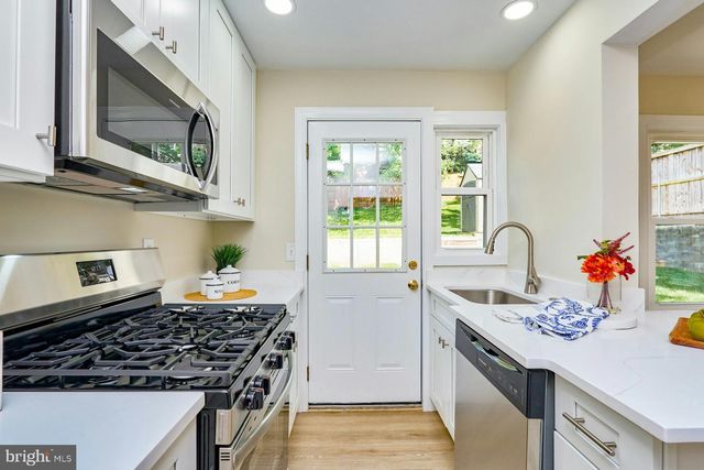 2802 FARMINGTON DR, Alexandria, VA 22303