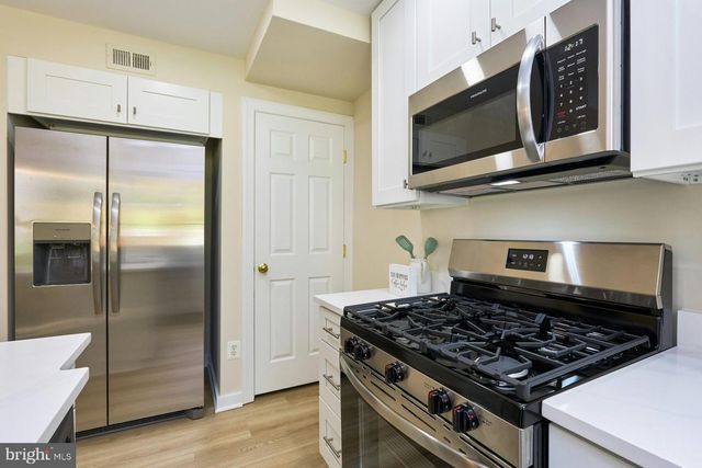 2802 FARMINGTON DR, Alexandria, VA 22303