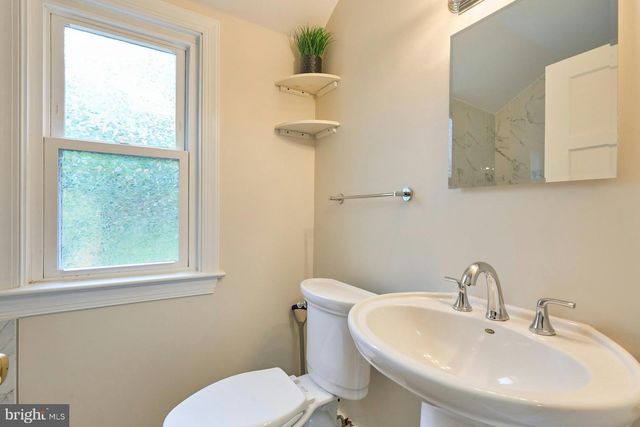 2802 FARMINGTON DR, Alexandria, VA 22303