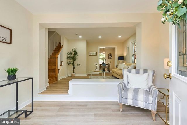 2802 FARMINGTON DR, Alexandria, VA 22303