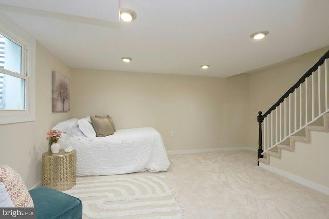 2802 FARMINGTON DR, Alexandria, VA 22303
