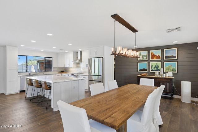 2219 E PALMAIRE Avenue, Phoenix, AZ 85020