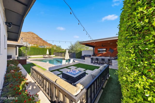 2219 E PALMAIRE Avenue, Phoenix, AZ 85020