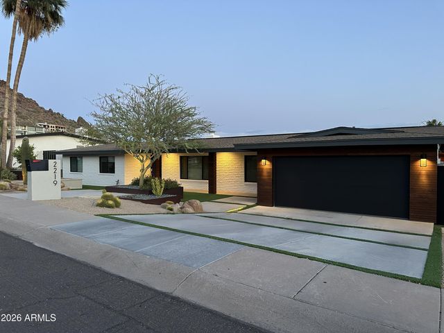 2219 E PALMAIRE Avenue, Phoenix, AZ 85020