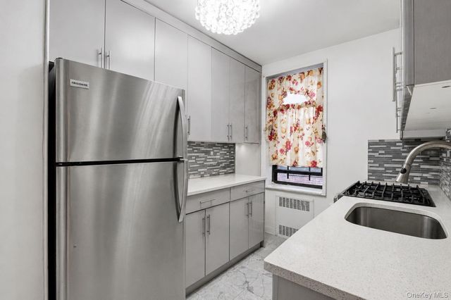 84-31 Van Wyck Expressway 2B, Briarwood, NY 11435