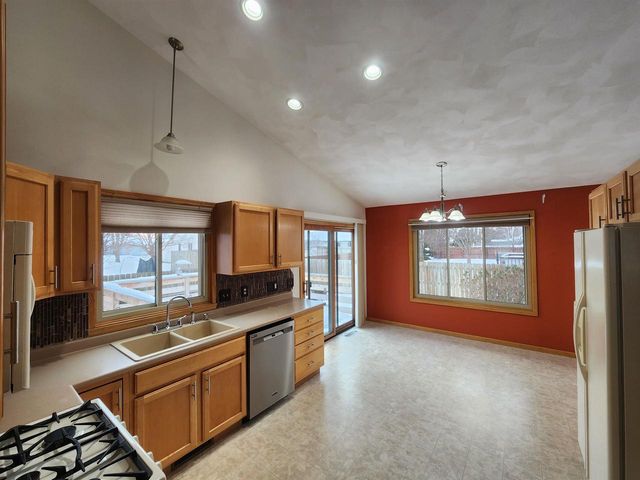 2715 N Wuthering Hills Drive, Janesville, WI 53546