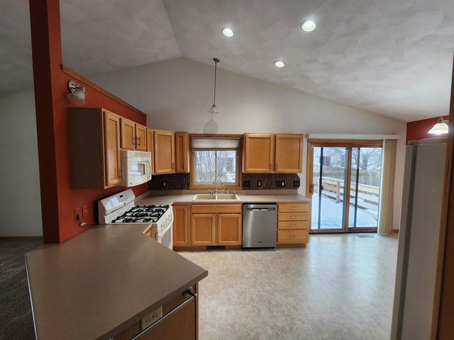 2715 N Wuthering Hills Drive, Janesville, WI 53546