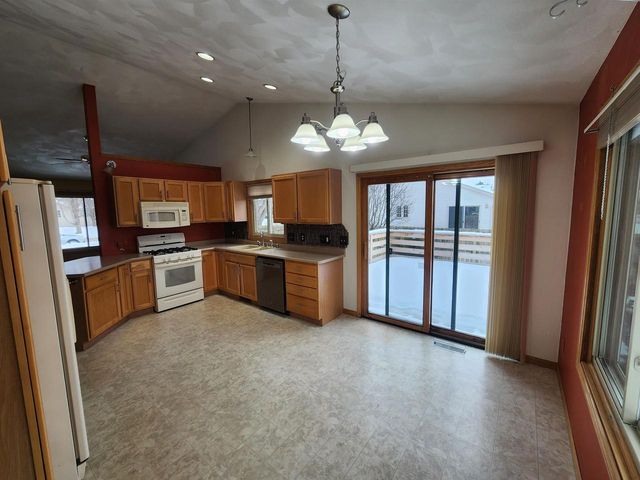 2715 N Wuthering Hills Drive, Janesville, WI 53546