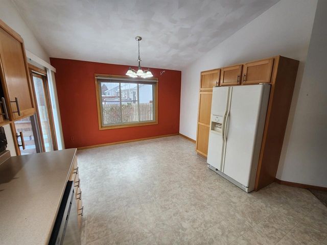 2715 N Wuthering Hills Drive, Janesville, WI 53546