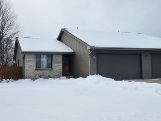 2715 N Wuthering Hills Drive, Janesville, WI 53546