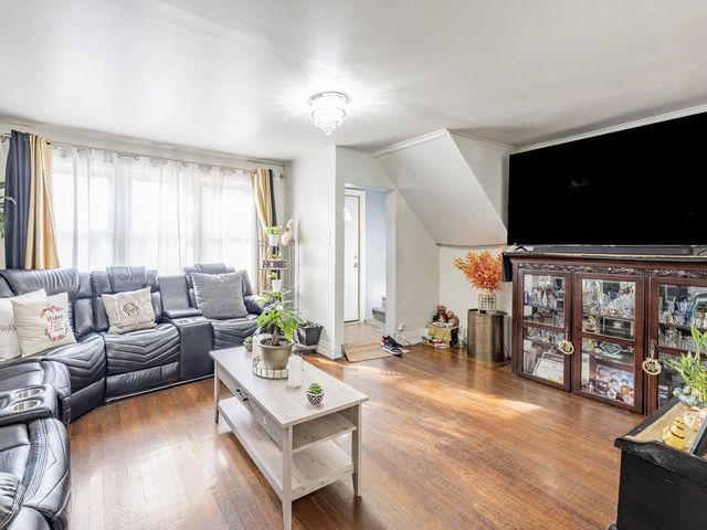 5731 S Hoyne Avenue, Chicago, IL 60636