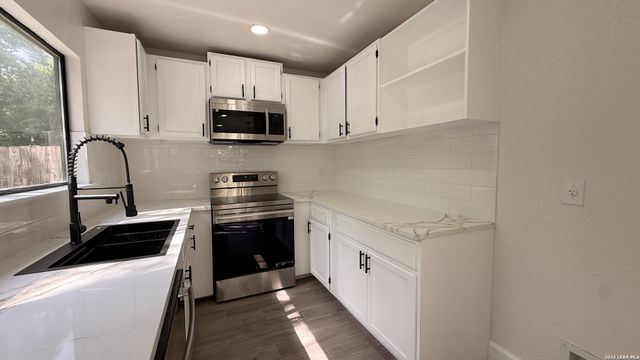 6283 Valley Bay Dr, San Antonio, TX 78250