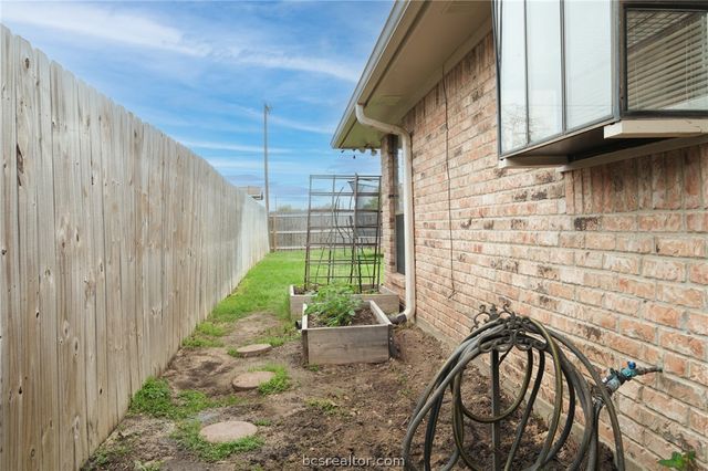 2808 Pueblo Court N, College Station, TX 77845